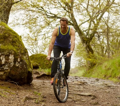 Vélo tout terrain en forêt