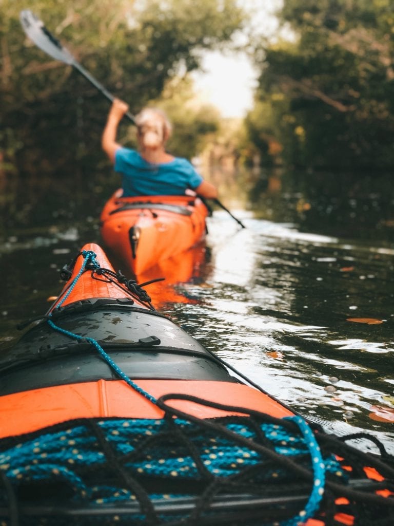 Balade en kayak le long d'une rivière