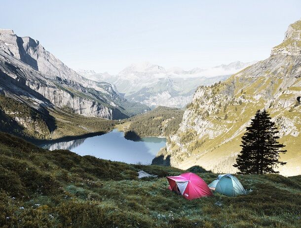 Deux tentes sont installées en montagne