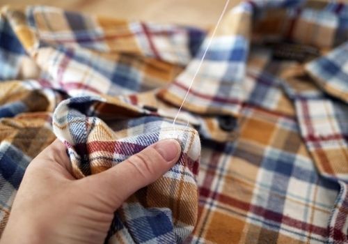 Réparer un accroc sur une chemise : astuces couture