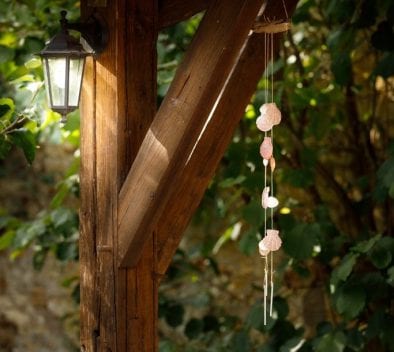 Un carillon DIY et des bougies maison pour décorer votre terrasse d’été