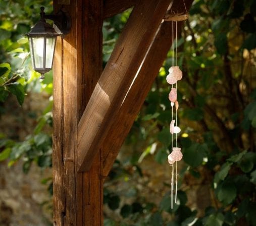 Un carillon DIY et des bougies maison pour décorer votre terrasse d’été