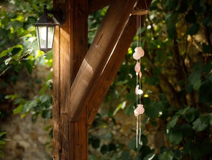 Un carillon DIY et des bougies maison pour décorer votre terrasse d’été