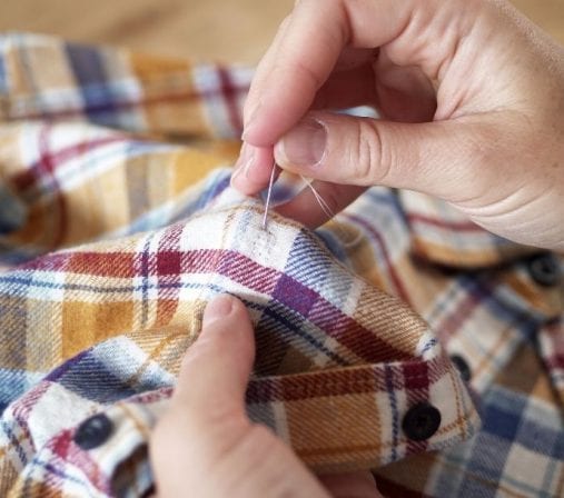 Réparer un accroc sur une chemise : astuces couture