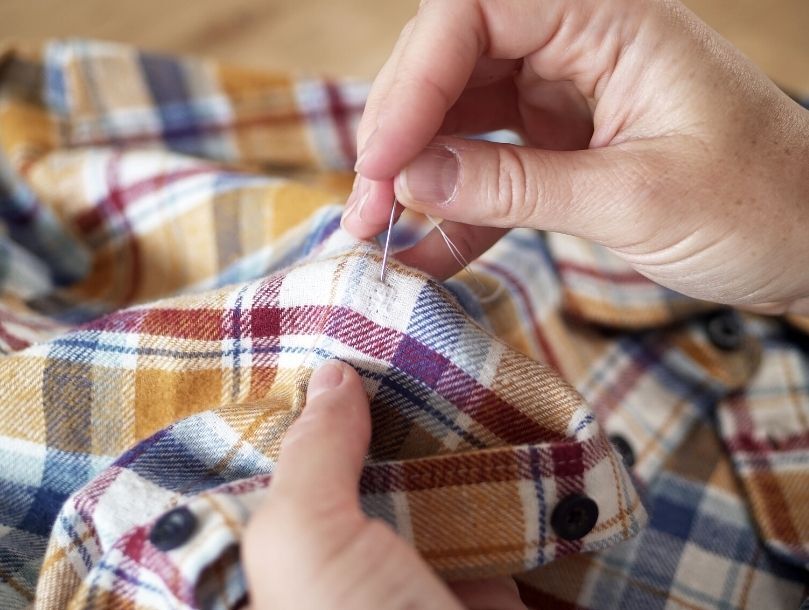 Réparer un accroc sur une chemise : astuces couture