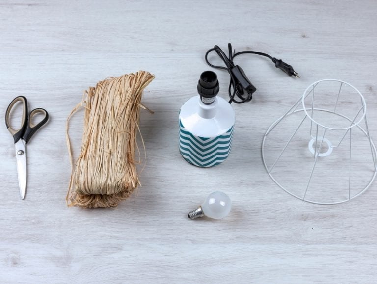 Fabriquer une lampe de chevet en raphia | Atlas For Men