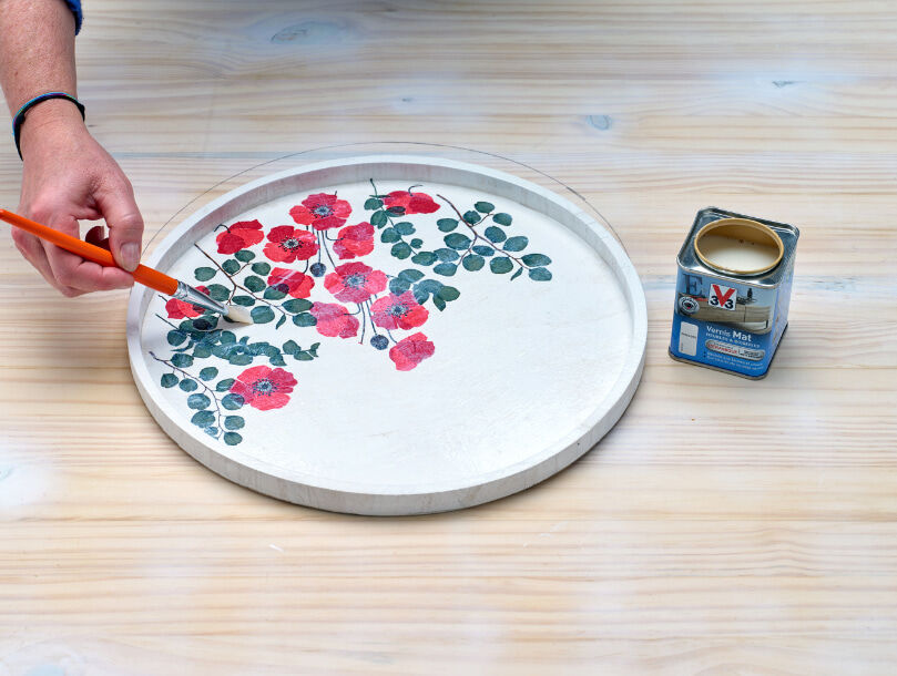 un plateau en bois décoré grâce à la technique du serviettage 10