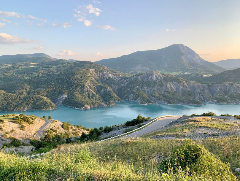 Le lac de Serre-Ponçon, dans les Alpes du Sud