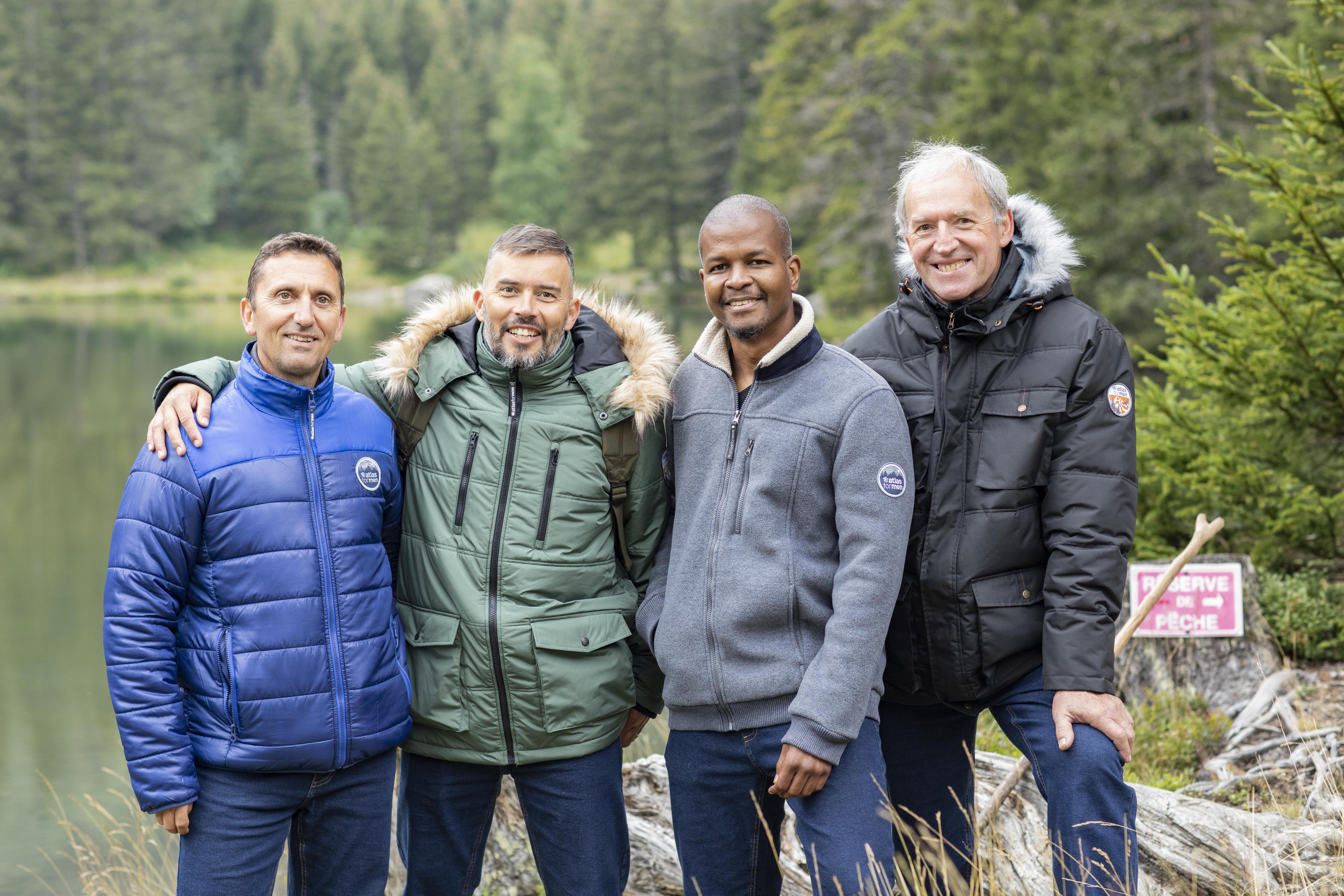 Ambassadeurs Atlas for men en doudoune en pleine forêt