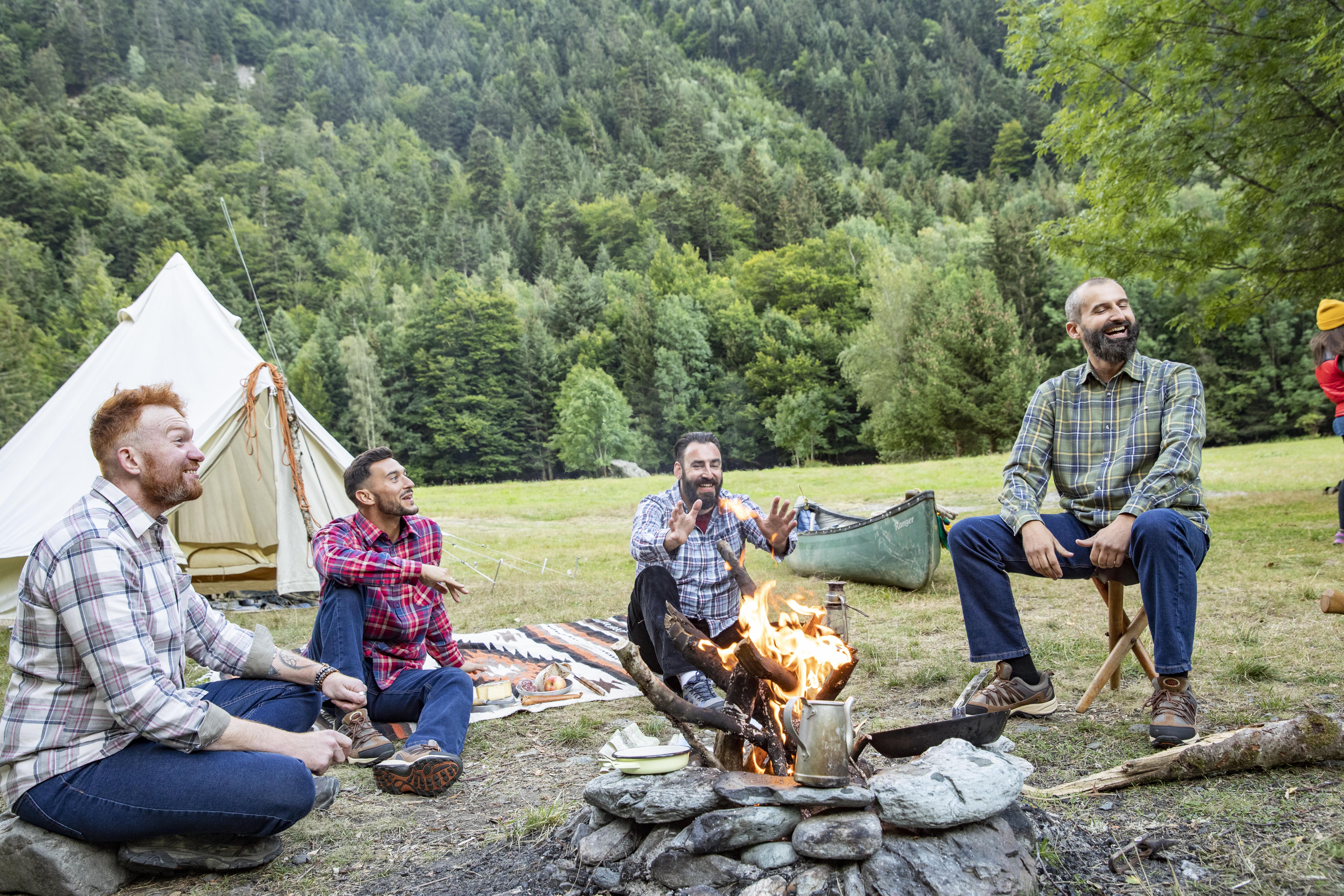 Mannequins Atlas for men autour d'un feu de camp