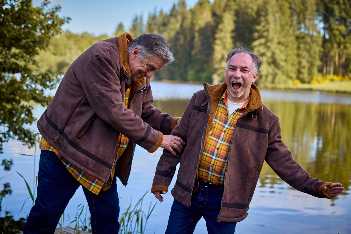 Ambassadeurs Atlas for men devant un lac