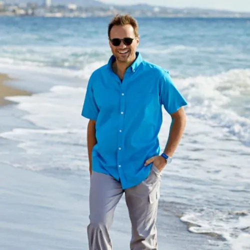 ein mann tragt ein blaues kurzarmhem am strand