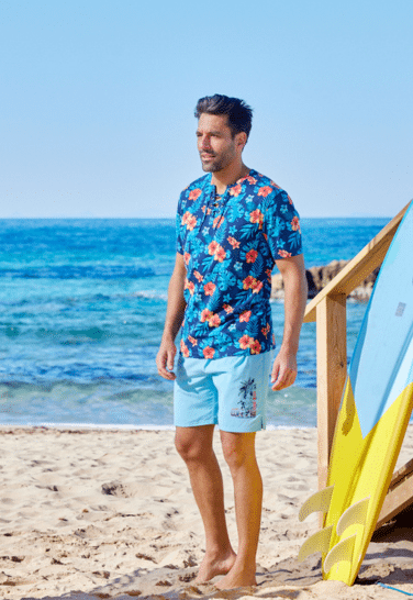 ein mann tragt ein farbenfrohes tshirt