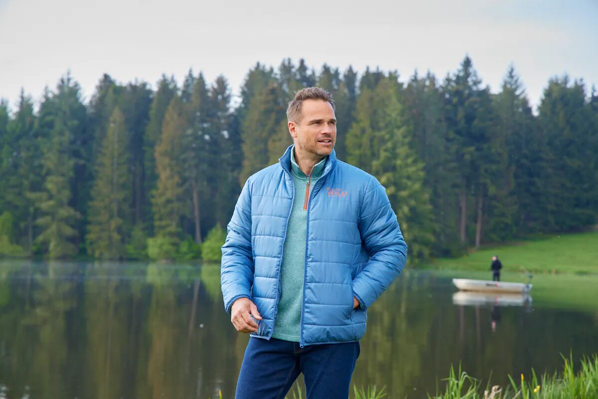 Prošívaná bunda ze syntetického materiálu je levnější