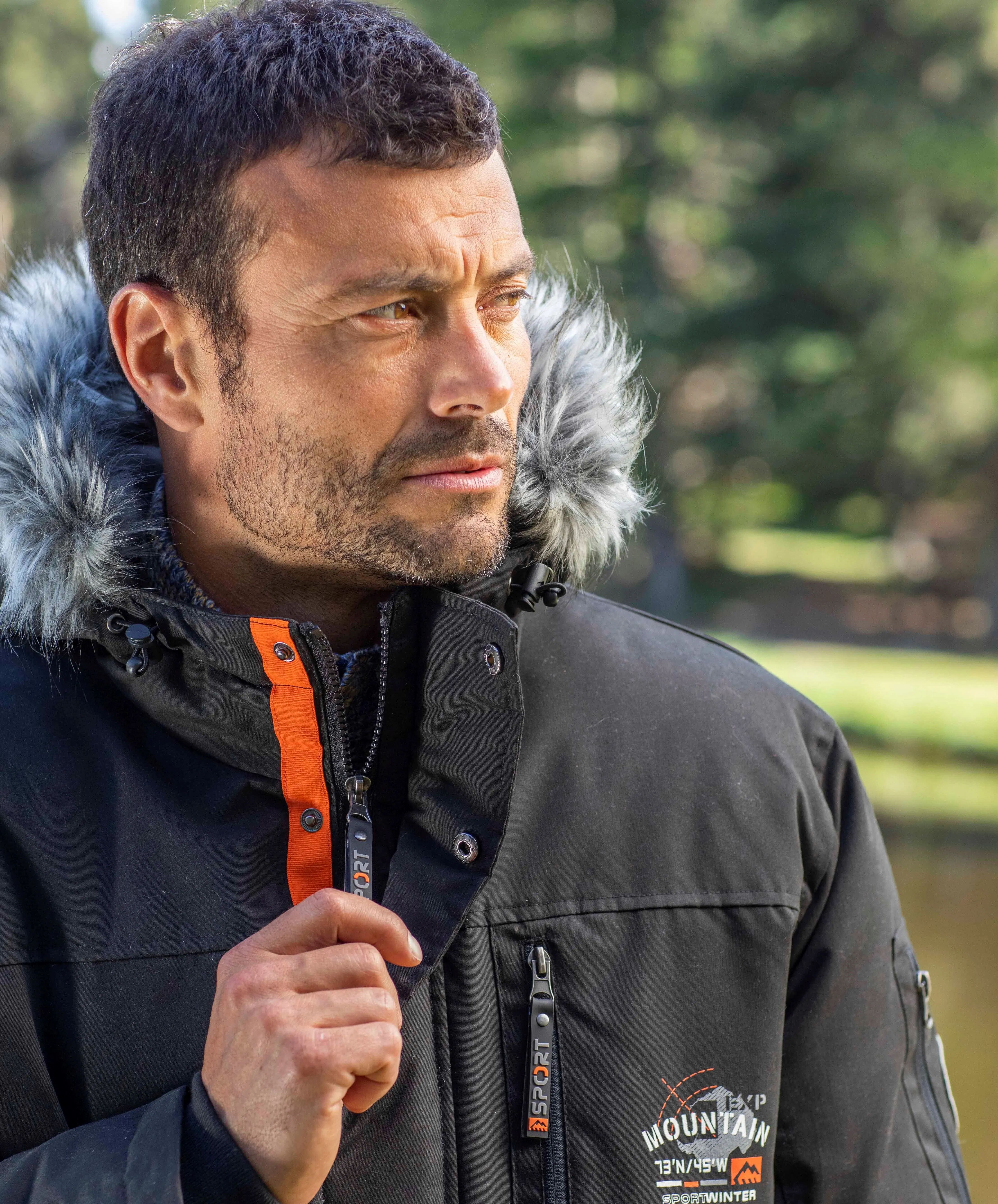V módě je parka ve sportovním stylu s kožešinovou kapucí