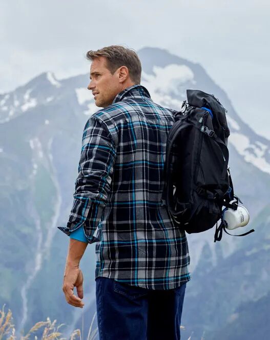 Turista na zasněžených horách v přírodě