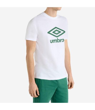 Mens stacked logo t-shirt brilliant white/fir Umbro