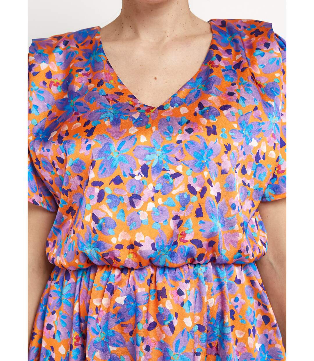 Robe courte satinée col V, motif fleuri-3