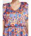 Robe courte satinée col V, motif fleuri-3