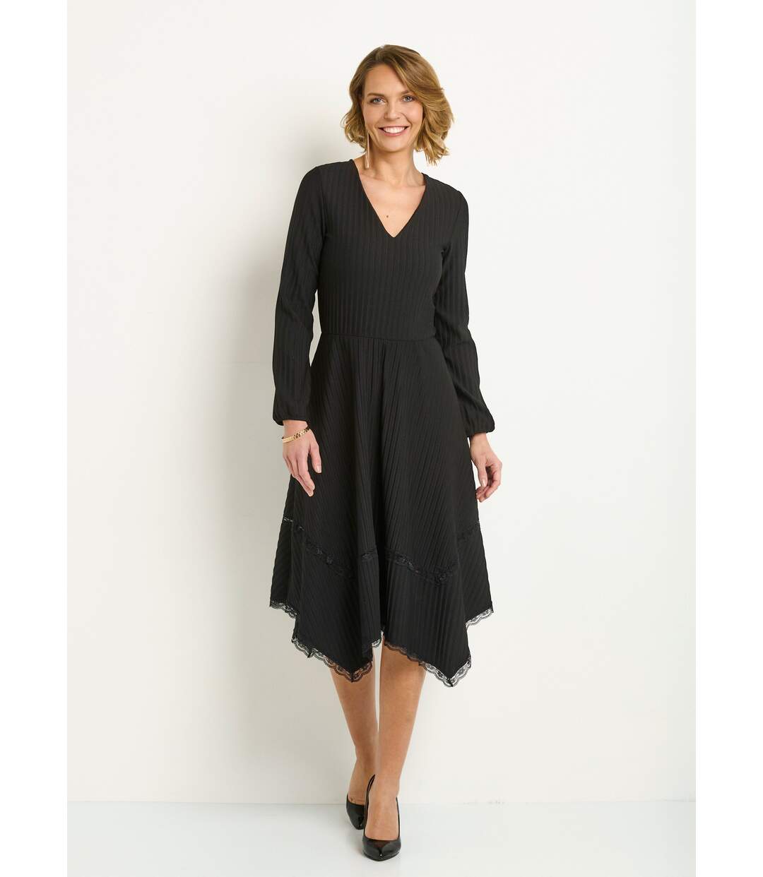 Robe longue plissée col V détails dentelle-1