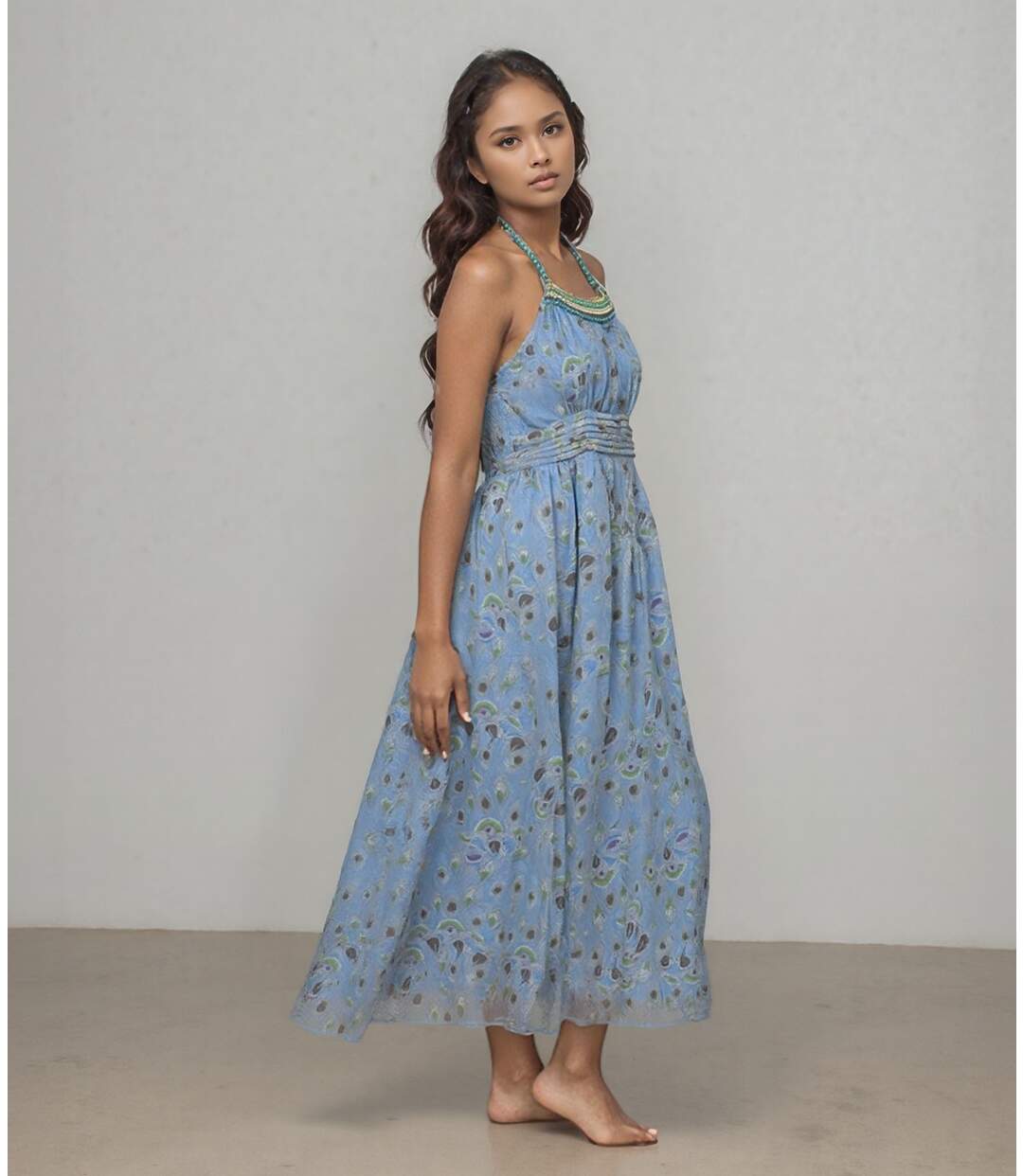 Robe longue femme sans manches imprimé floral bleu - Dos nu à  volants et perles - Style estival élégant-4