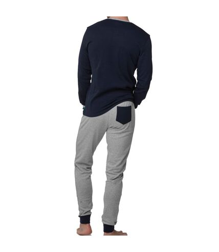 Long-sleeved, round-neck pajamas for men, model A0CHI. Comfort and warmth at night.