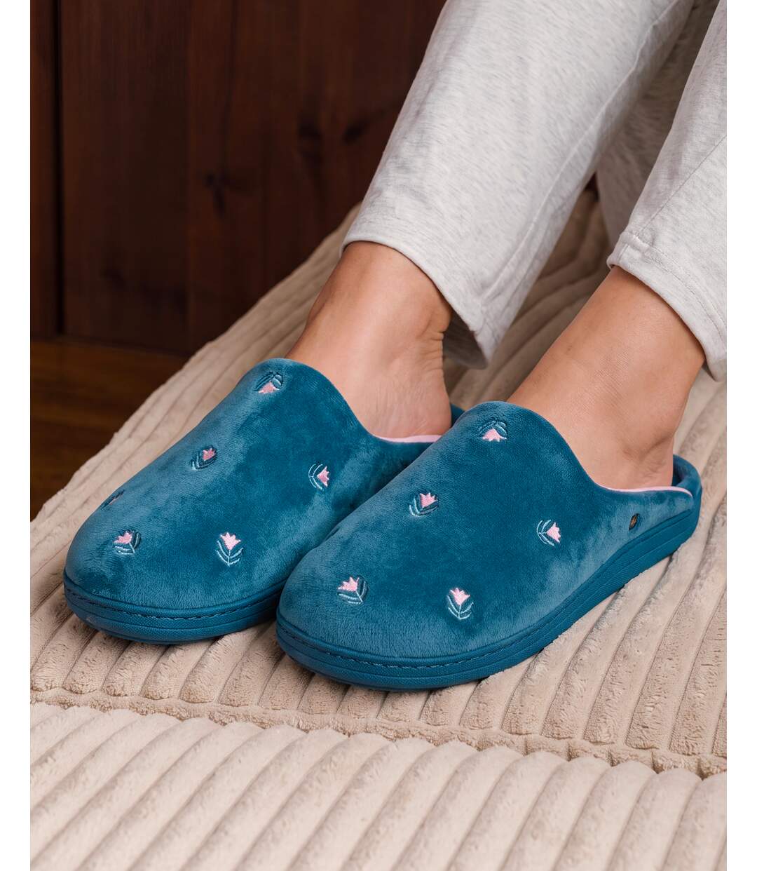 Isotoner Chaussons Mules femme ultra confortables et légers, mousse à mémoire de forme semelle ergonomique technologie everywear-2