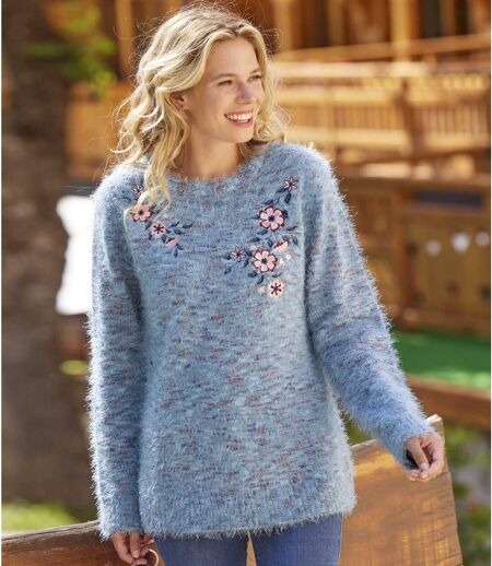 Chlpatý pletený sveter s kvetinovými výšivkami