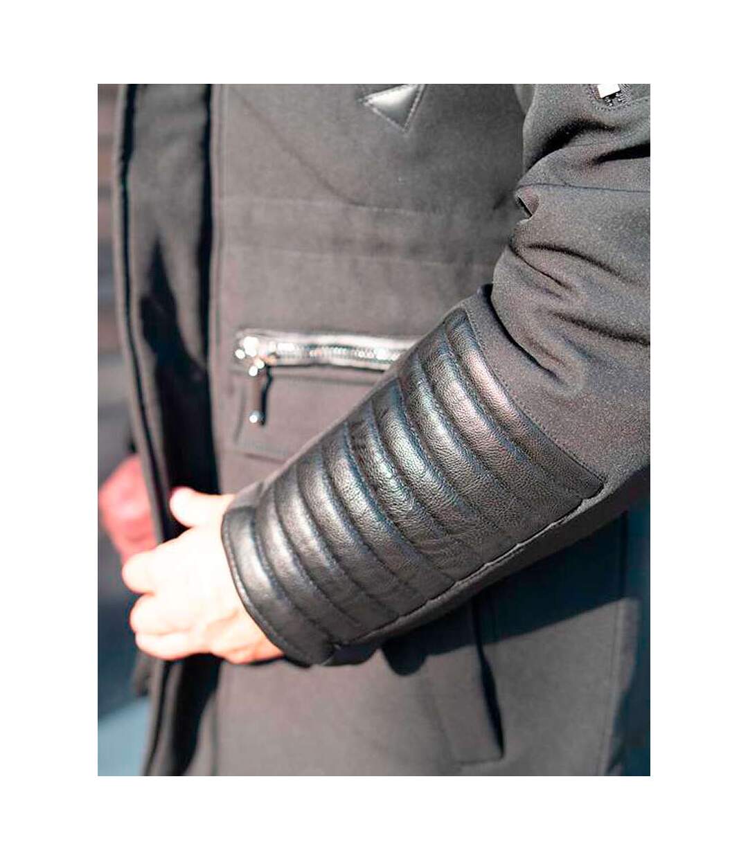Manteau noir parka longue avec empiècement simili cuir matelassée à capuche fausse fourrure noir gris pour homme