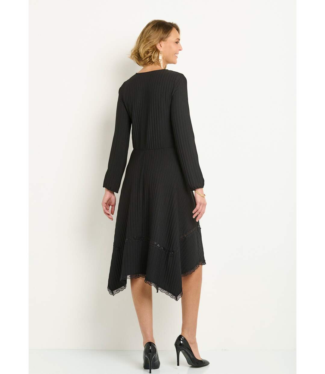Robe longue plissée col V détails dentelle-2
