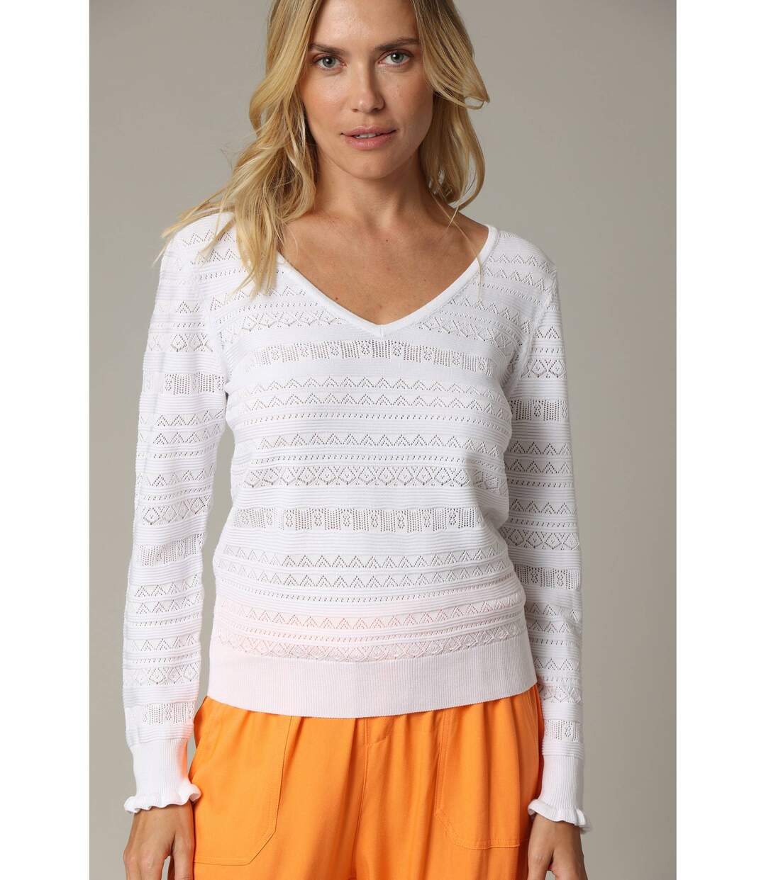 Pull en maille ajourée avec col V et détail ondulé sur les manches JUNA-5