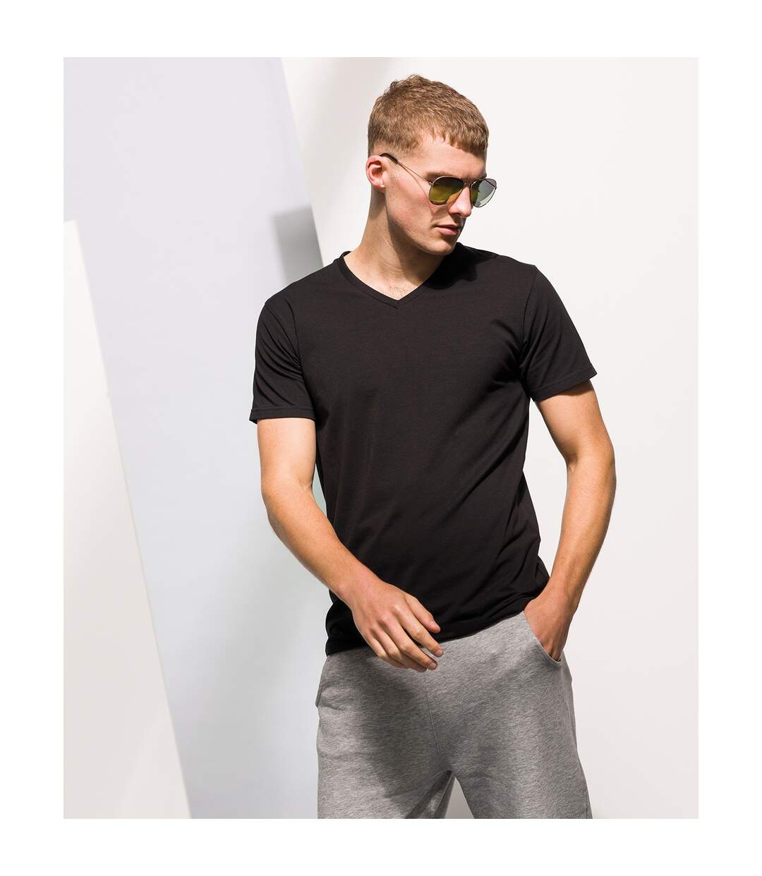 T-shirt à manches courtes et col en v homme noir Skinni Fit