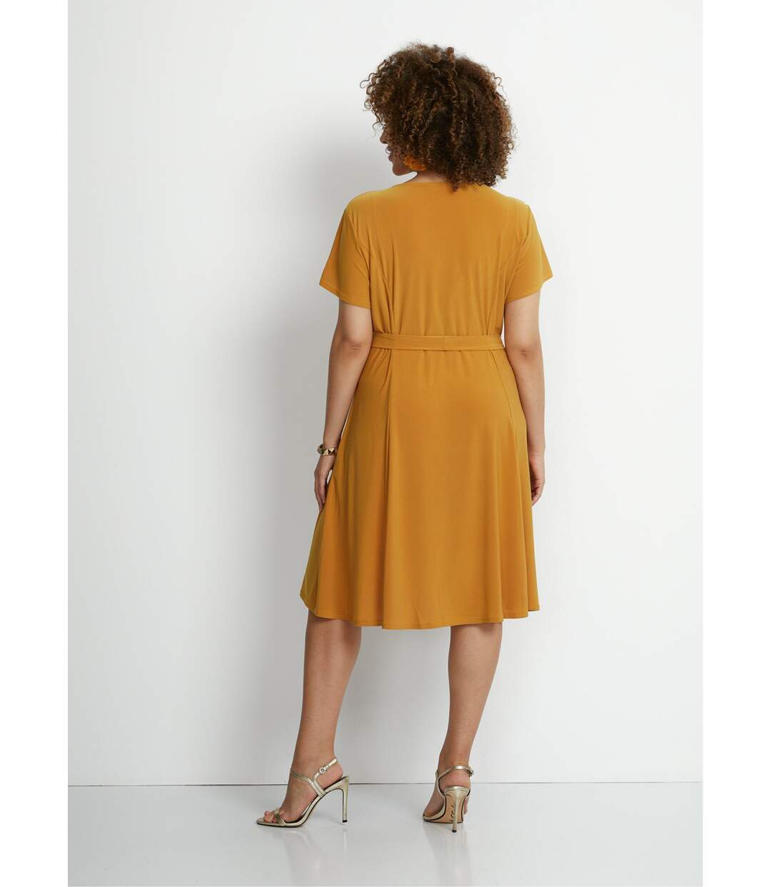 Robe courte ceinturée col V-2