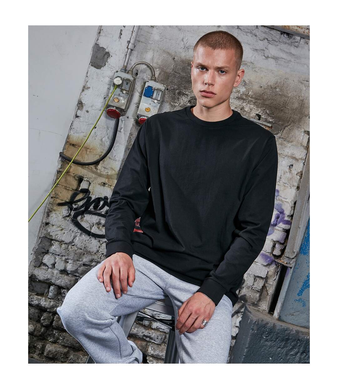 Build Your Brand Sweat-shirt organique à poignets côtelés pour hommes (Noir) - UTRW8174