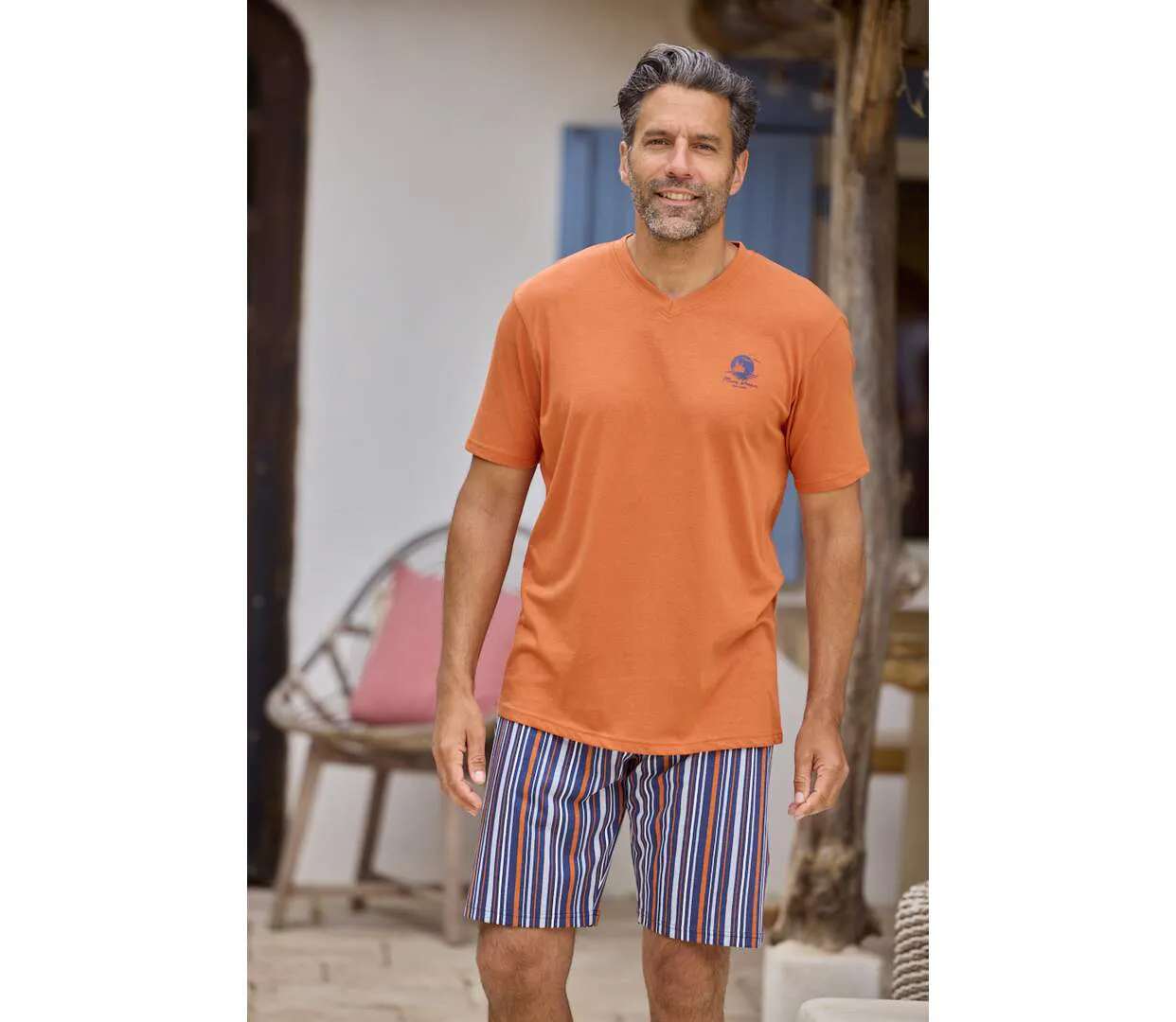 Kurzer Schlafanzug mit gestreiften Shorts-2