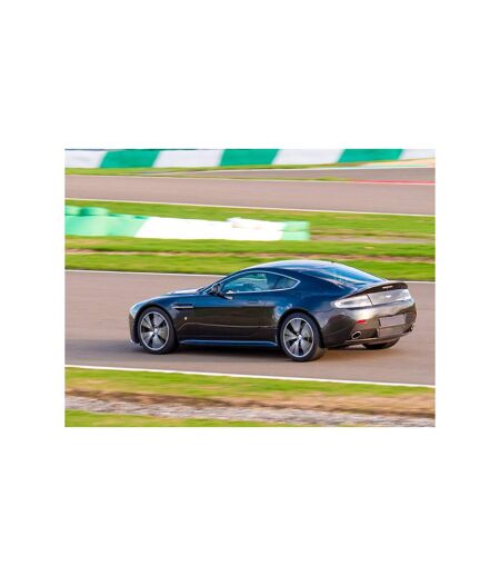 Stage de pilotage : 5 tours sur le circuit d'Alès en Aston Martin V8 Vantage - SMARTBOX - Coffret Cadeau Sport & Aventure