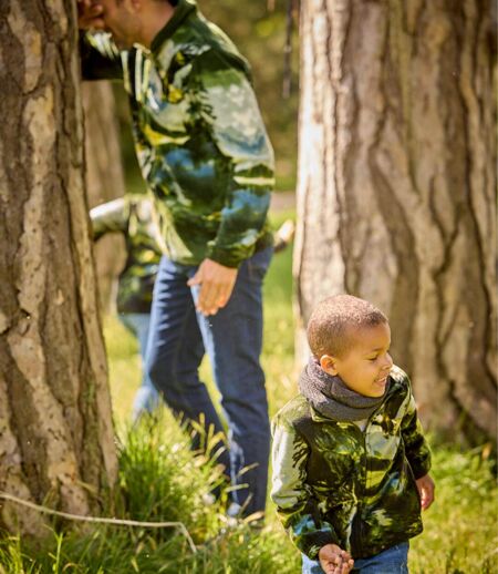 Jungen-Fleecejacke mit All-Over-Print in Khaki