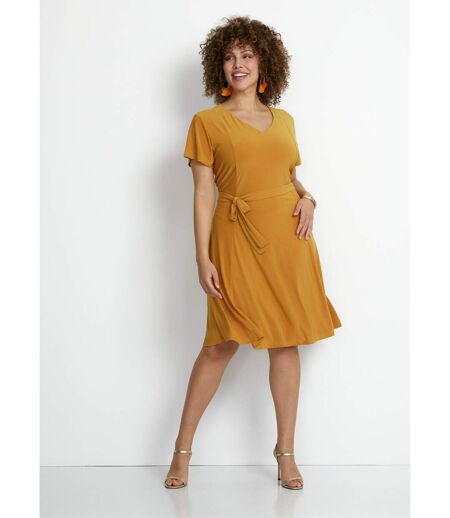 Robe courte ceinturée col V