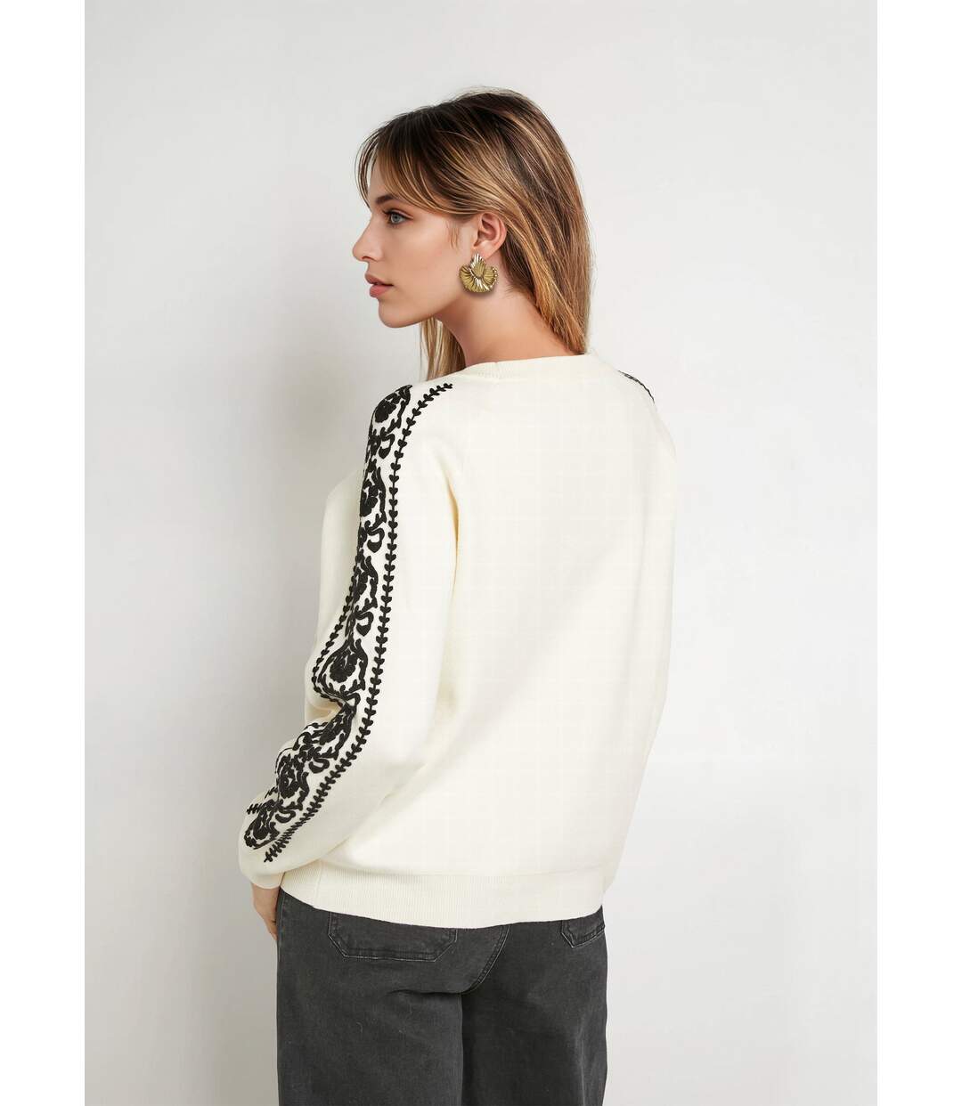 Pull maille épaisse broderies manches-2