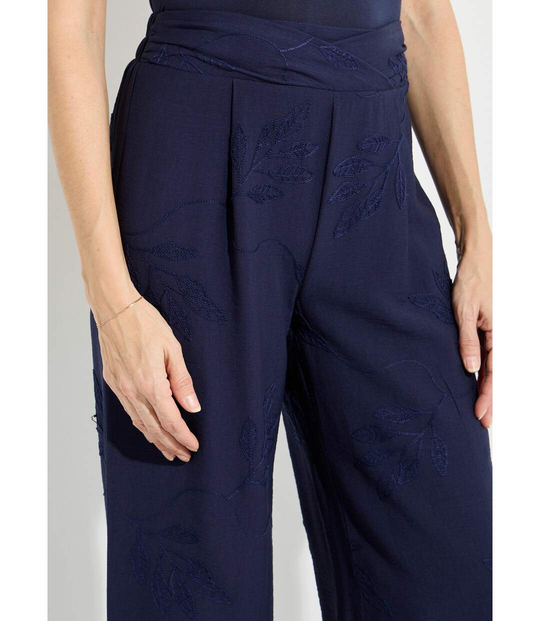 Pantalon large élastiqué brodé feuillage-4