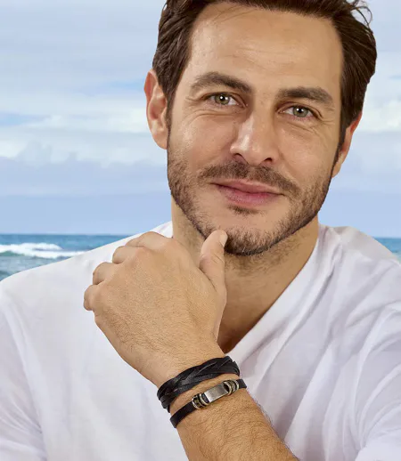Das Herrenarmband aus Metall und Kunstleder