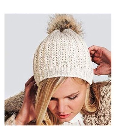 Bonnet Tricoté À Pompon En Imitation Fourrure Femme Blanc Cassé Beechfield