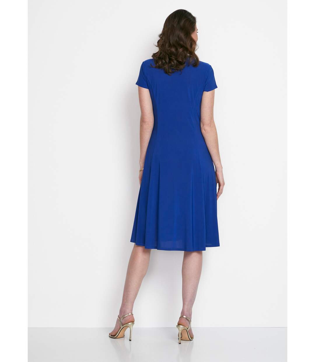 Robe courte galbée évasée-2
