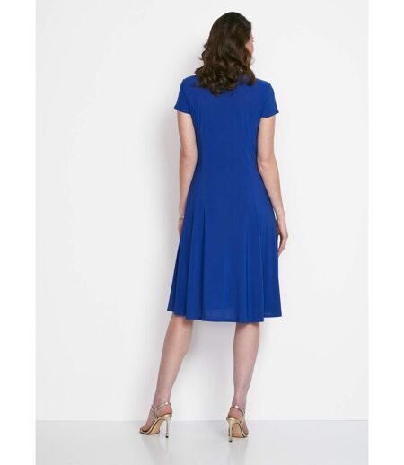 Robe courte galbée évasée