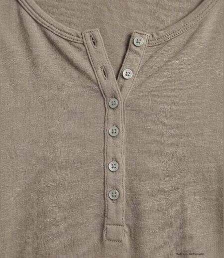 MAYFLOWER NINON3 : Tee-shirt manches longues taupe en coton flammé avec patte boutonnée