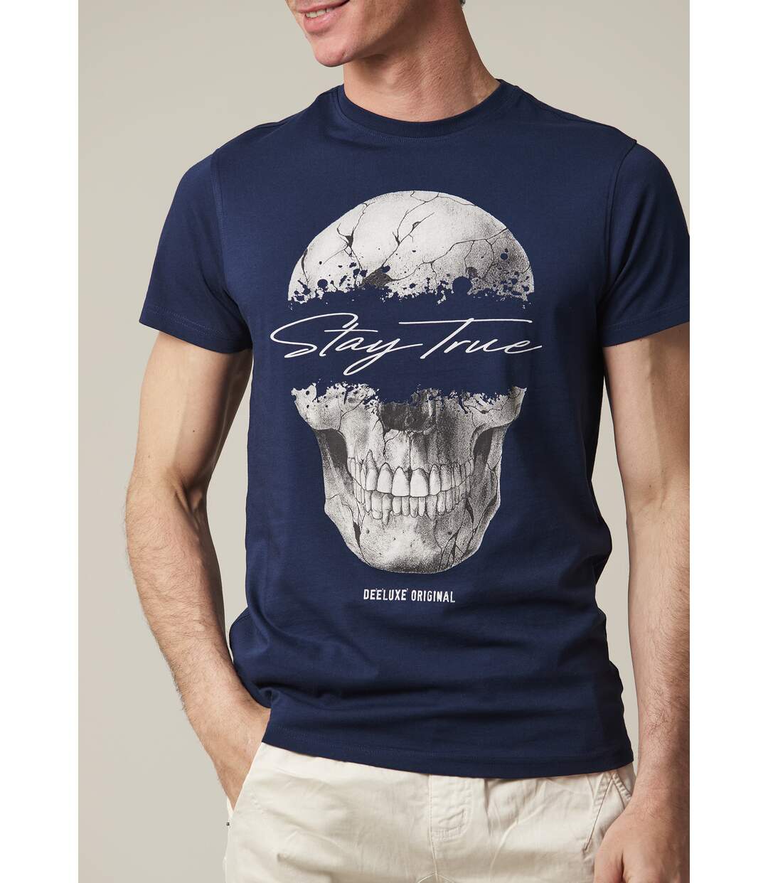 tshirt col rond avec tête de mort et lettrage sur le devant HIDE-2