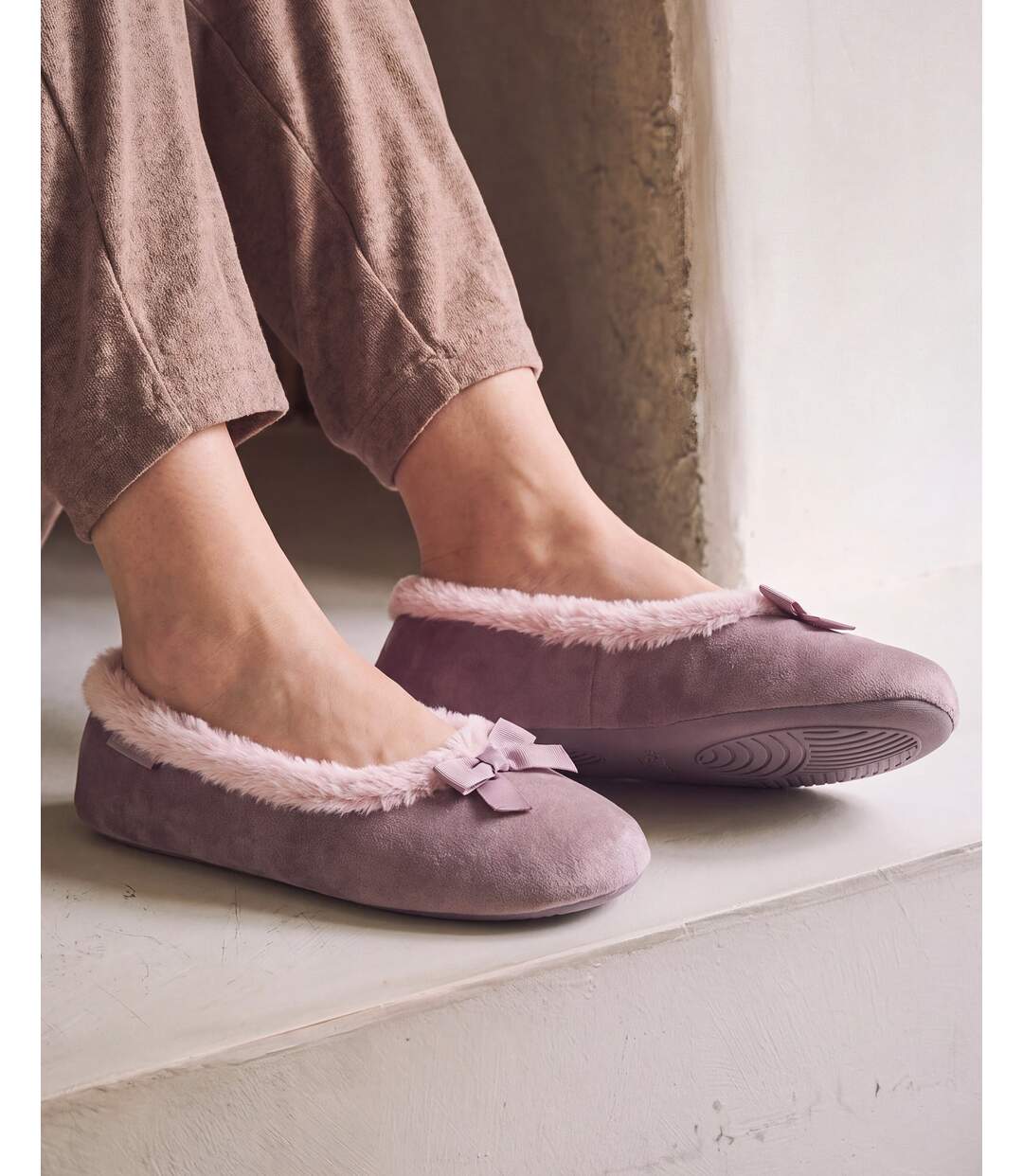 Isotoner Chaussons extra-light Ballerines femme microvelours, semelle gomme ultra souple-2
