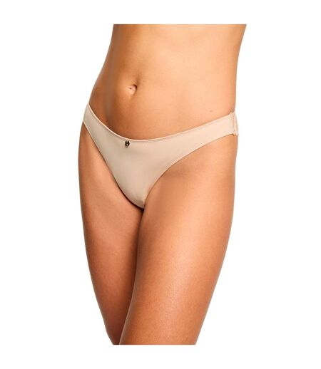 Tanga nude Mila