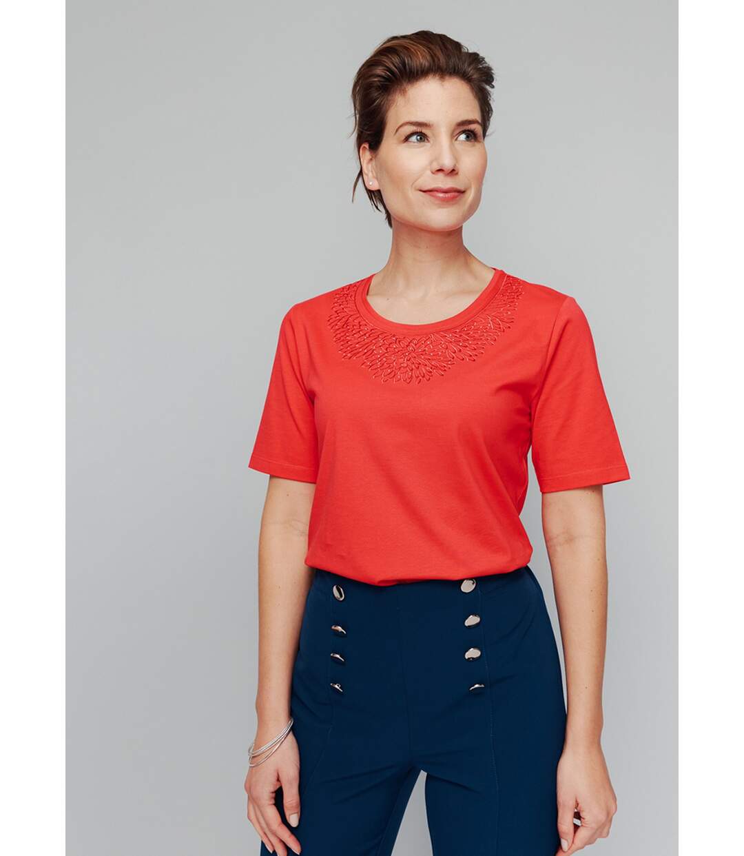 T-shirt manches courtes col brodé clouté-1