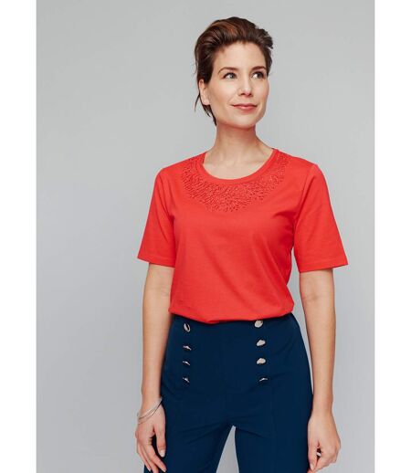 T-shirt manches courtes col brodé clouté